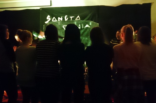 Isosia ja rippikoululaisia Haapajärvellä Sancta Venian konsertissa keväällä 2015