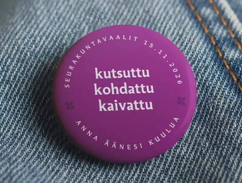 violetti rintanappi ja siinä teksti kutsuttu kohdattu kaivattu